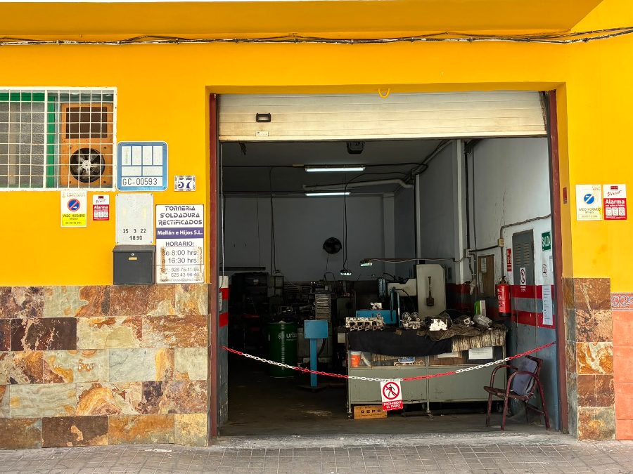 Fachada y entrada del taller Melián e Hijos en Vecindario